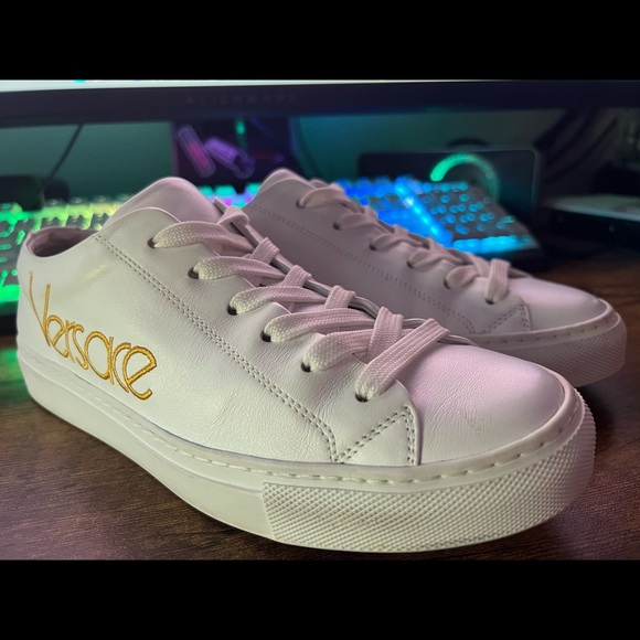 Versace Shoes - ⭐️Last Chance ⭐️Versace logo sneakers